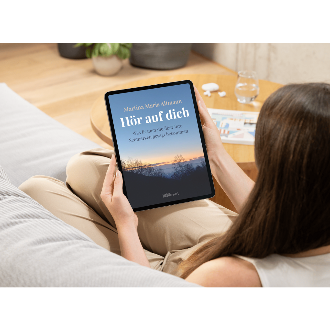 Frau liest Buch "Hör auf dich" von Martina Maria Altmann – Inspiration und Verständnis bei Endometriose-Schmerzen statt medizinischem Ratgeber Frau liest Buch "Hör auf dich" von Martina Maria Altmann – Inspiration und Verständnis bei Endometriose-Schmerzen statt medizinischem Ratgeber